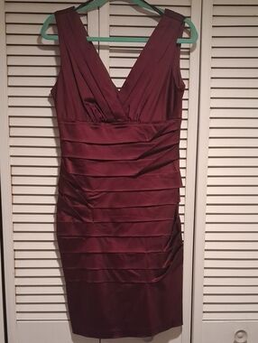 Roulette Sleeveless V-Neck Midi Dress in Burgundy